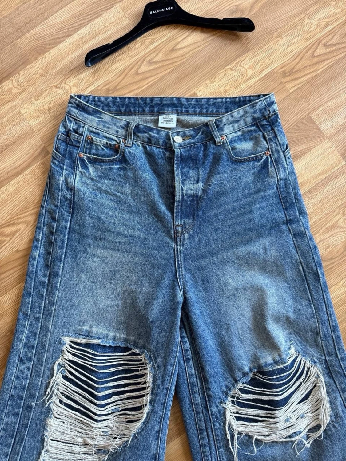 Blåa vida slitna jeans med hål