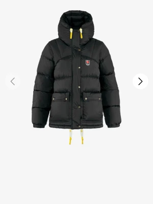Fjällräven EXPEDITION DOWN LITE  - Snygg svart dunjacka från Fjällräven med huva, köpte den för 1,5 år sen, inga defekter finns på jackan.