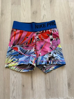 Nike Pro blommiga träningsshorts -  Nike Pro shorts med färgglatt blommönster i rosa i storlek xs💕