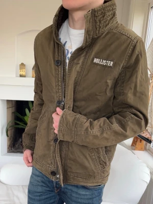 Hollister fieldjacket - Medium - Modell: 182cm, 72kg. Medium. Sitter perfa på mig!