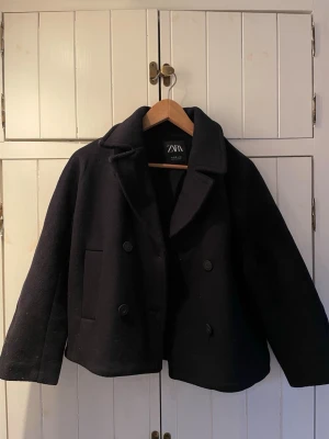 Mörkblå jacka  - Den ser nästan lite svart ut på bild men den är mörkblå! Perfekt jacka nu till våren!