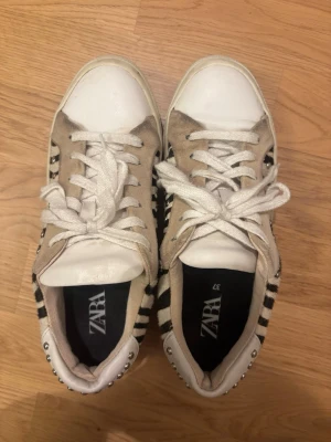 Zebramönstrade sneakers - Sneakers med zebramönster och nitar. Bra skick men lite smutsiga på vissa ställen (se bilder). Det går säkert bort med mockaborste, skorengöring eller liknande men det är inget som jag har orkat ge mig på🥰