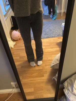 Grå bootcut jeans med låg midja - Säljer ett par gråa bootcut jeans med låg midja och klassisk femficksdesign från Gina tricot