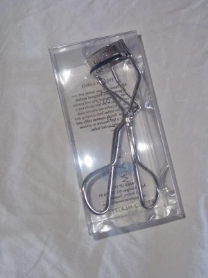 Ögonfransböjare - Snygg och stilren ögonfransböjare i silverfärgad metall från Make Up Store. Ergonomiskt handtag och klassisk form som gör det enkelt att få till perfekta böjda fransar. Helt ny och kommer i originalförpackning.