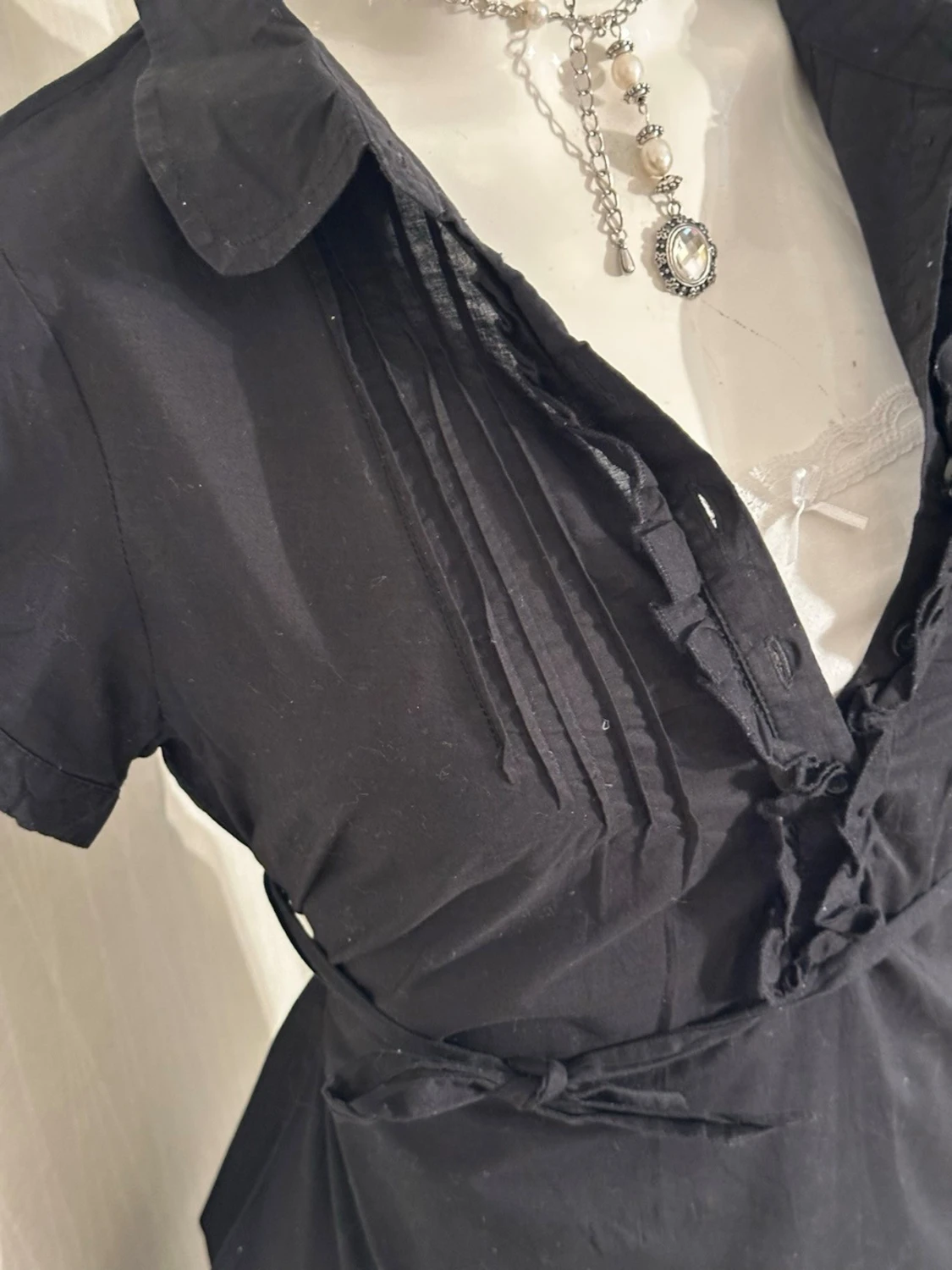 Svart blus med puffärm och knytband - 2