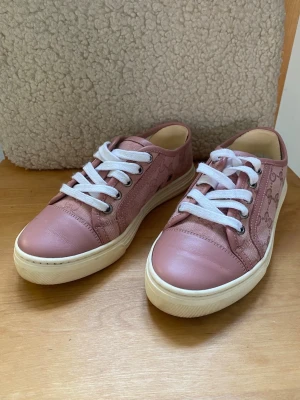 Gucci sneakers - Fina rosa Gucci skor i monogram mönster. Står  34 inuti skon, men passar också mig som har 35/liten 36. Har satt på hälskydd men går lätt att ta bort, vid köp kan jag ta bort de innan jag postar ifall det önskas🌸