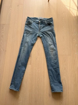Jacob cohën jeans - smal passform och låg midja. Jeansen har fem fickor, skada u skrevet men lagat där av pris. Storlek 34 passar 32