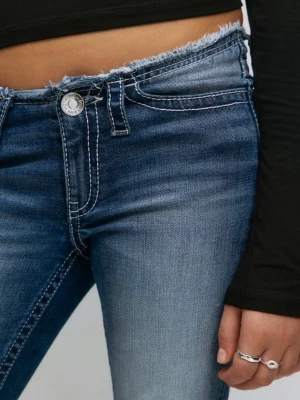 Nya Gina Tricot 14+ Blå bootcut jeans extra low midja med slitningar Stl s 14+ - Snygga blå bootcut jeans med slitningar på knäet och lätt tvättad look. Jeansen har låg midja och klassisk femficksdesign. Använda en ggn