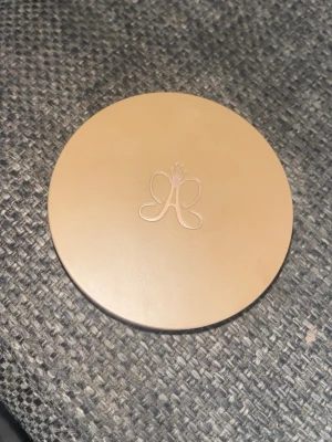 Anastasia Beverly Hills bronzer - Snygg bronzer från Anastasia Beverly Hills i en lyxig, rund guldig dosa med spegel. Pressat puder i en varm, mellanbrun nyans med matt finish. Perfekt för att ge ansiktet en solkysst look och snygg kontur. Dosan har ABH-loggan både på locket och i pudret.