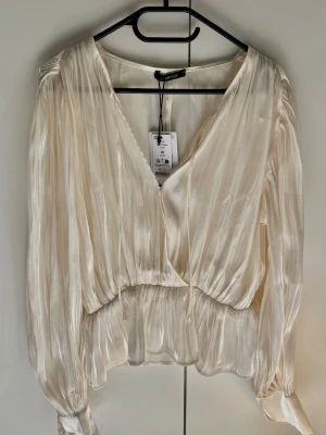 Vit populär satinblus  - Superfin och populär satinblus i champagne/vit från Gina Tricot! Aldrig använd och med Lappen kvar:)