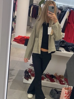 Vårjacka - Säljer denna vårjacka från Zara! Inga defekter. 🤗