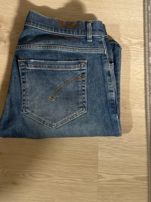 Dondup jeans - Säljer nu dessa snygga dondisar pga att dem har blivit för stora av diverse anledningar. Har använt dem två gånger sen jag köpte dem i sommras. Mvh, af Klint.