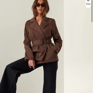 Brun trenchcoat med bälte - Helt oanvänd brun trenchcoat ifrån bubbleroom🌟 Superfin till våren, nypris 799kr