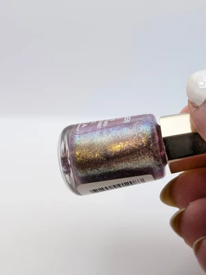 Väldigt ovanlig Mavala Dancing Queen nagellack 30% kvar - Nagellack från Mavala i nyansen Dancing Queen 208. Färgen är skimrande och multikrom med inslag av guld, lila och blått som skiftar i ljuset. Kommer i en liten glasflaska med guldfärgat lock. Perfekt för dig som vill ha ett unikt och glittrigt resultat.