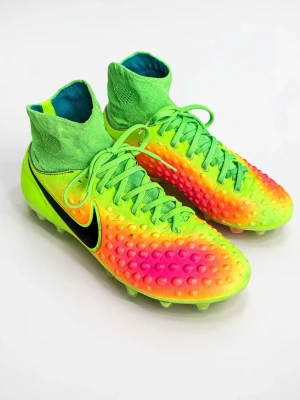 Nike Magista - Säljer att par Nike Magista (Grässkor) i storlek 42. De är använda, men i bra skick. Skriv till mig vid frågor eller funderingar!