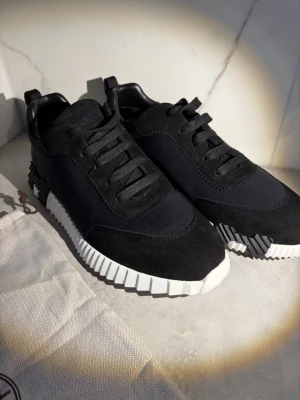 Svarta mocka sneakers - Svarta H skor med mocka material. Storlek 44 aldrig använda. Skriv vid intresse, pris kan diskuteras!