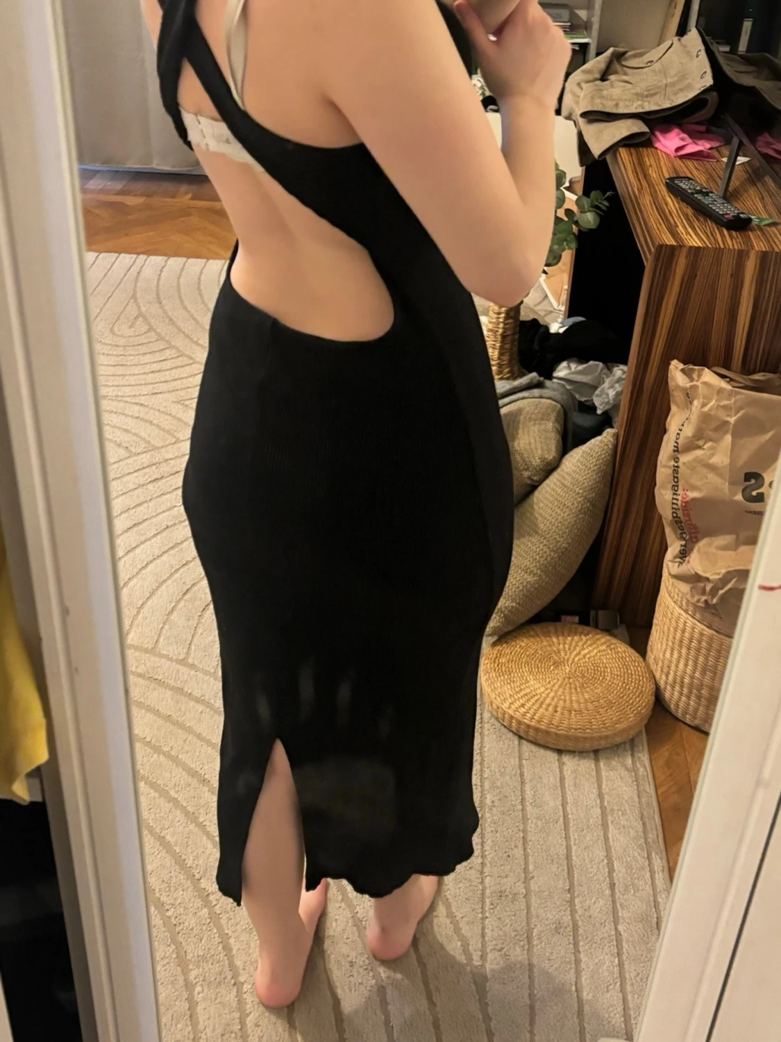 Svart ribbad långklänning med öppen rygg - 2