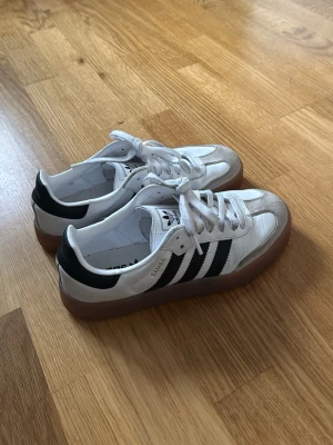 Adidas Samba OG vita sneakers - Klassiska Adidas Samba OG sneakers, har använt fåtal gånger men dem är för små för mig därför måste jag sälja