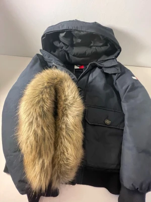 Tommie jaka - Nice vinter jacka bra skick 🙌| man kan ta av luvan och sätta på pelsen och ta av pelsen ✅| äkta🍀🎁|