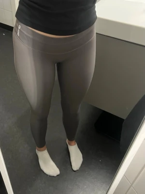 Dfyne impact legging - truffel - Säljer mina älskade dfyne pga att jag rensar ut. Inga defekter förutom att tvättlappen är borta från när jag tvättat dom. Använda cirka 10 gånger, storlek M. Skriv gärna om du har någon fundering eller vill ha fler bilder🥰orderbekräftelse i slutet💕