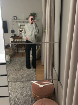 Grå oversized stickad tröja - Mysig grå stickad tröja med oversized passform och långa ärmar. Perfekt för att slappa eller hänga med kompisar. Enkel design utan synligt märke, passar till många olika outfits.