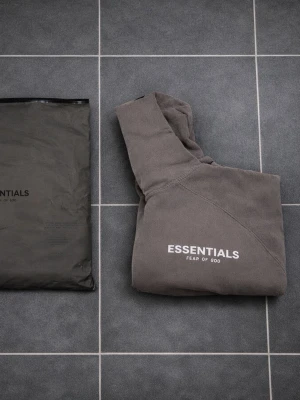 Essentials hoodie - Helt ny essentials Hoodie till salu, storlek S men passar även M. Elegant färg som sticker ut, perfekt om du vill ha något unikt. Hör av dig vid intresse/frågor. PRIS KAN DISKUTERAS!  