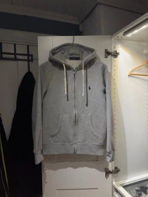 Ralph lauren zip hoodie  - Säljer min fräscha zip hoodie från Ralph lauren i mycket fint skick! Mjuk och skön. Storlek S, pris 599kr, mvh Gustav