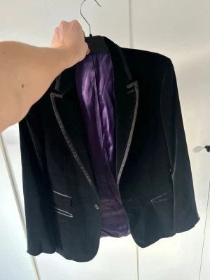 Riley glänsande sammets kavaj - En helt otrolig glänsande sammets kavaj från Riley av högsta kvalite i storlek 50 säljes. Väldigt unik och sällsynt modell och skicket är utmärkt i princip helt ny! En avborstning lite snabbt och den är som ny igen