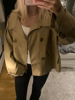 Trenchcoat  - Säljer min snygga och trendiga trench coat ifrån hm!💕går inte att köpa längre 