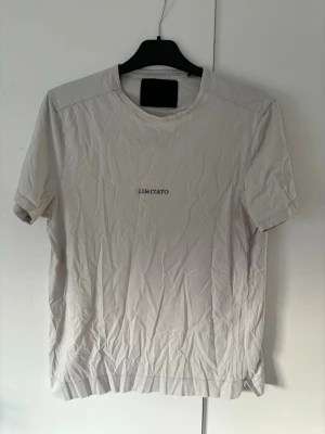 Limitato t-shirt S - Stilren elegant och populär grå Limitato t-shirt i storlek S säljes. Inga hål eller fläckar i använt men bra skick! Perfekt nu till sommaren och tveka inte vid minsta fråga eller fundering!