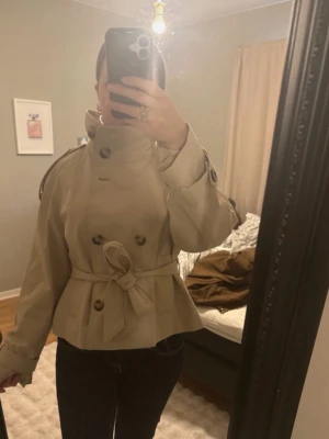 Kort beige trenchcoat med knytskärp - Jättetrendig slutsåld jacka från Bershka, använd 4 gånger typ  