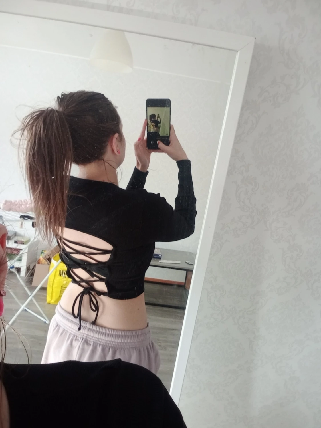 Svart croppad topp med snörning - 1