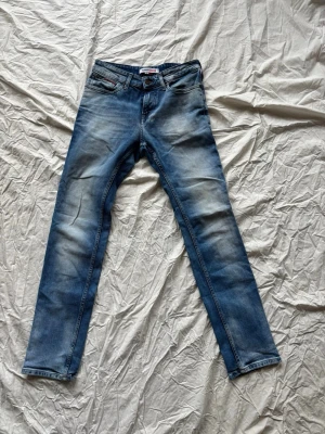 Tommy hilfiger jeans  - Stilrena Tommy Hilfiger jeans i ljusblå med tvätt. Storlek 28/30 och bra skick! Tveka inte på att höra av er!