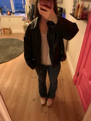 Oversized mörkblå skinnjacka - Säljer en oversized mörkblå skinnjacka med dragkedja. Jag säljer då den inte längre är min stil. Det står storlek XS på den, men den passar också S och M. 