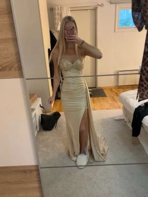 Champagnefärgad långklänning med slits - Balklänning som aldrig använts, lappen kvar! Nypris 2800!