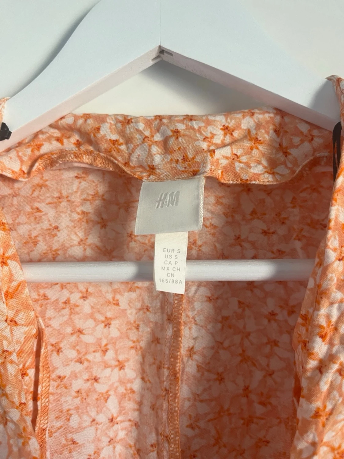 Blommig omlottklänning i orange - 2
