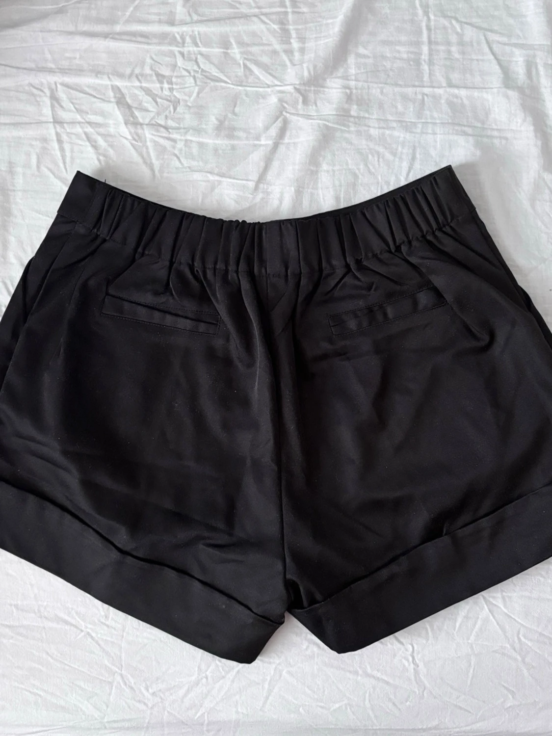 Svarta dressade shorts med hög midja - 2