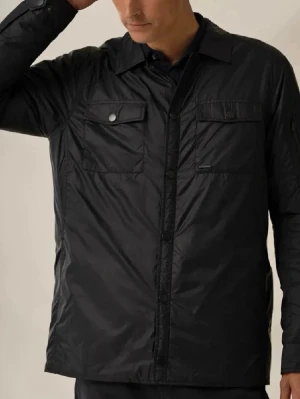 Svart overshirt från SNOOT STOCHOLM - Lättviktsjacka från Snoot med flera designade fickor. Eftersom jackan är av tunnare kvalité funkar den både som lager på lager och för sig själv. Metallogga på vänster ärm. Nypris 2299