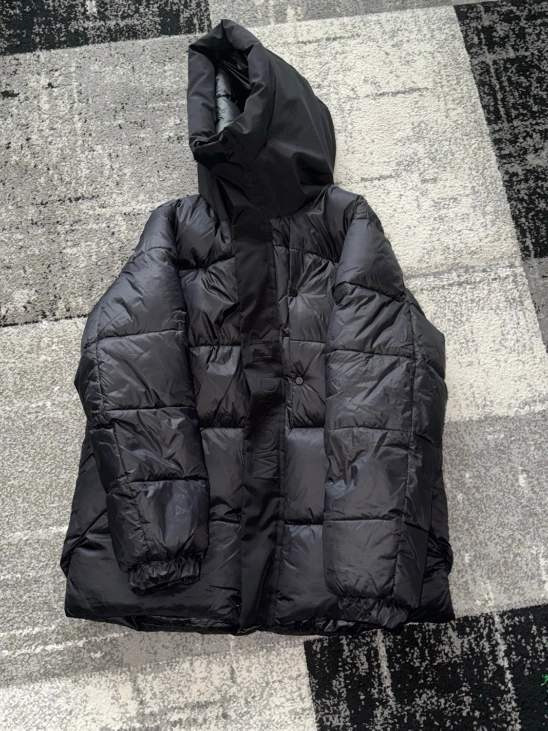 Svart dunjacka med huva från Moncler - 2