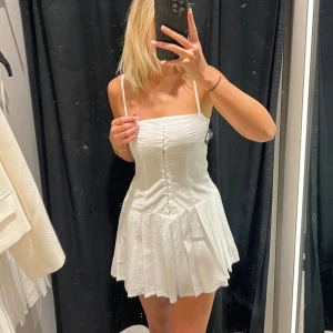 Zara klänning  - Säljer denna superfina slutsålda klänningen ifrån zara då den endast är använd 1 gång, nyskick. Storlek xs men passar även mig som normalt bär storlek S. Skriv vid intresse eller frågor 💕