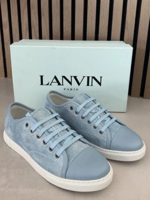 Ljusblå sneakers från Lanvin - Helt nya lanvin skor i färgen ljusblå helt nya inte rörda, box och kvitto finns, skorna är helt nya med box och allt som om det vore från lanvins egna hemsida nypris 5199kr, pris kan diskuteras vid köp kom med bud vid intresse 👍