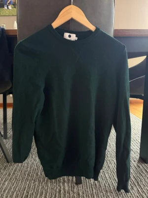 Nn.07 stickad tröja  - Säljer en NN.07 tröja i storlek L. En mörkgrön stickad tröja. Inga skavanker. Har du en fråga tveka inte på att höra av dig!
