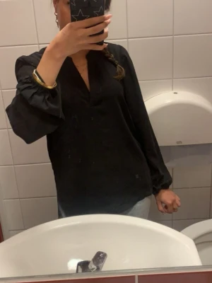 Svart v-ringad blus - Stilren svart blus med v-ringning från Vero Moda 🖤