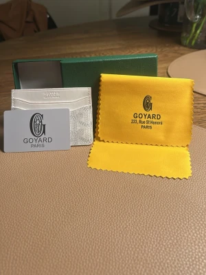 Korthållare  - Stilren korthållare i mycket fint skick. Kompakt och smidig att ha i fickan men rymmer ändå flera kort. Perfekt för dig som vill ha en enkel och lyxig accessoar till vardagen.  Kommer med box och tillbehör som på bilden. Helt ny  Vi erbjuder produkter i hög kvalitet till bra priser. 💪🔥🔥🔥