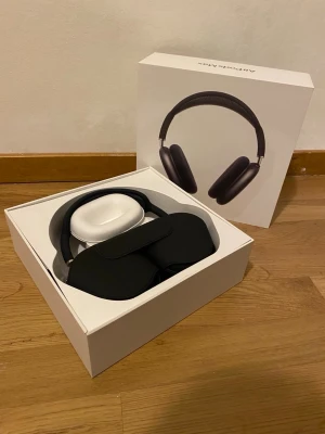 Apple AirPods Max hörlurar svart - Snygga Apple AirPods Max i svart med stilren design och mjuka öronkuddar. Hörlurarna har en båge i metall och mesh-material för extra komfort. Perfekta för dig som vill ha grymt ljud och modern look. Levereras i originalförpackning med smart case.