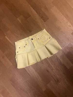 Gul jeanskjol med volang - Somrig gul jeanskjol med volang som jag sytt om från ett par jeans💛 Postar samma dag eller dagen efter!  Kolla in vår profil för fler plagg och rabatt vid köp av flera kläder!💞💞  Midjemått - 37 cm  Längd framsida - 25cm  Längd baksida - 28 cm  Innerfickorna på framsidan är avklippta (inte den minsta), inget som syns men det går inte att lägga saker i framfickorna.  #denim #jeanskjol #sommar #vår #volangkjol #stockholmsstil #copenhagenstyle #trending #trendy #vintage