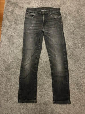 Nudie jeans  - Nudie jeans riktigt snygg passform, jeansen har lite slitage på baksidan på jeansen och mellan benen titta bild. 