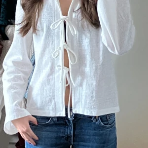 Söt vit blus  - Säljer denna fina blus från gina då jag redan har en exakt likadan. Inga defekter och i nyskick 💓 pris går att diskutera