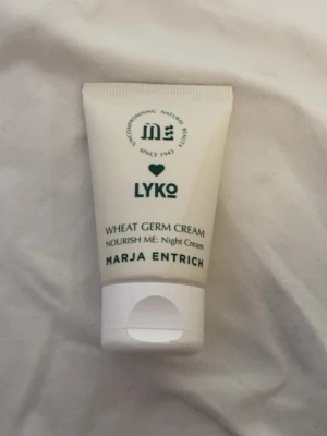Marja Entrich Wheat Germ Cream  - Nattkräm från Marja Entrich i en vit tub med gröna detaljer. Wheat Germ Cream är en närande nattkräm med vetegroddsolja, framtagen för torr och känslig hud. Tuben rymmer 25 ml och har ett praktiskt snäpplock. Fick i min julkalender men har aldrig använt. 