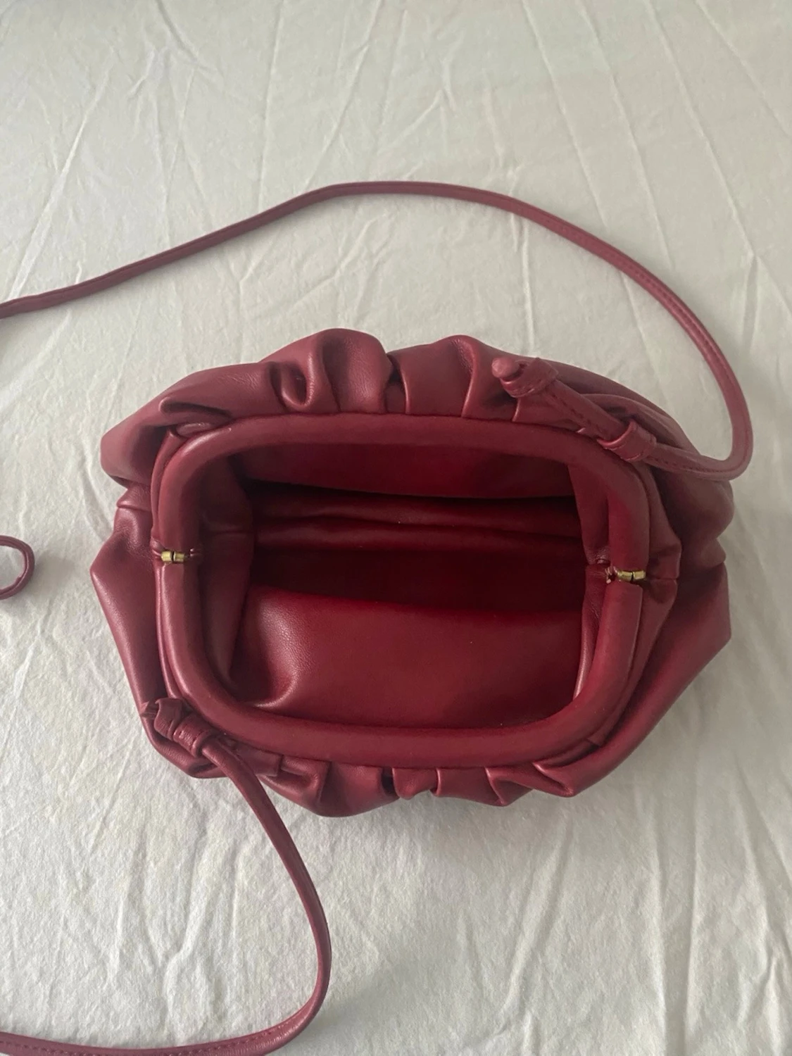 Vinröd clutch med band - 2